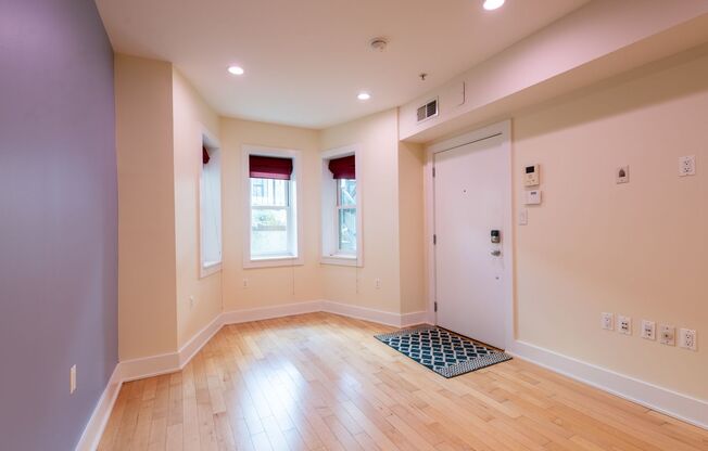 Lovely 1 BR + 1 Den/2 BA Condo in Mt Vernon Square!
