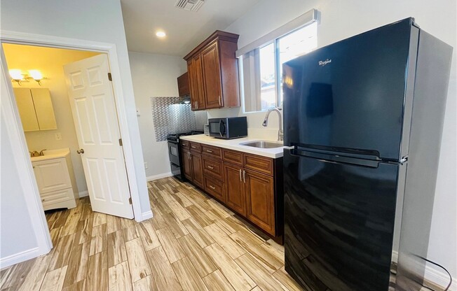 Studio, 1 bath, 350 sqft, $1,800