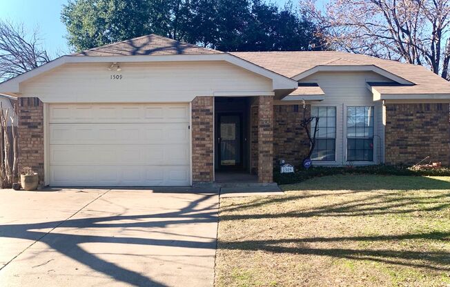 Nice 3 Bedroom, 2 Full Bath Home Located in SW Ft. Worth!