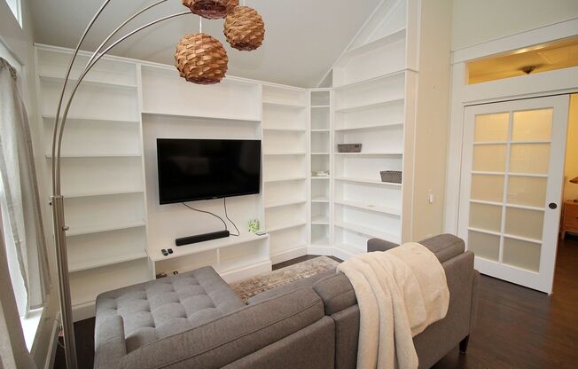 FULLY FURNISHED Spacious ADU Located in the heart of Portland's Historic Laurelhurst Neighborhood!