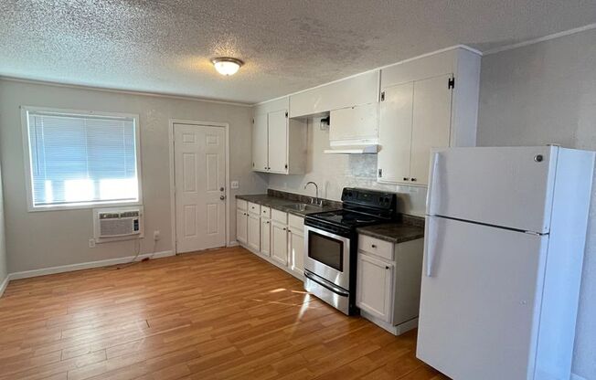 2 beds, 1 bath, $1,400, Unit 1816 HILE #C4