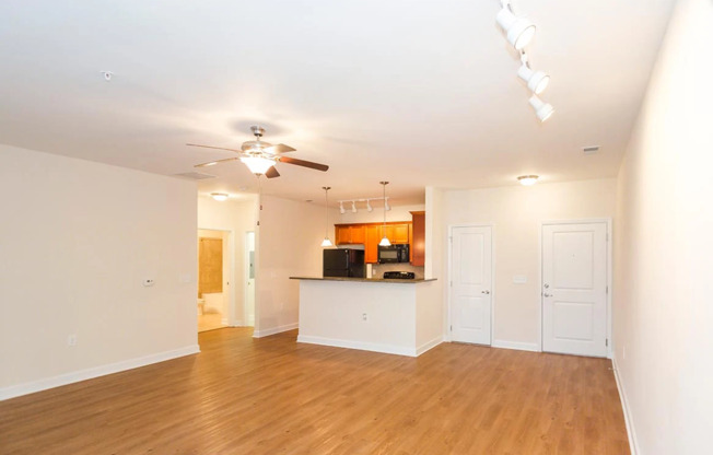 1 bed, 1 bath, 963 sqft, $1,275, Unit 33