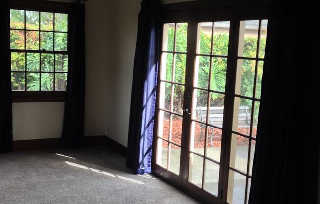 LOCATION LOCATION...CONVENIENTLY LOCATED NEAR 880...3 BED AND 2 BATH WITH LARGE FAMILY ROOM!