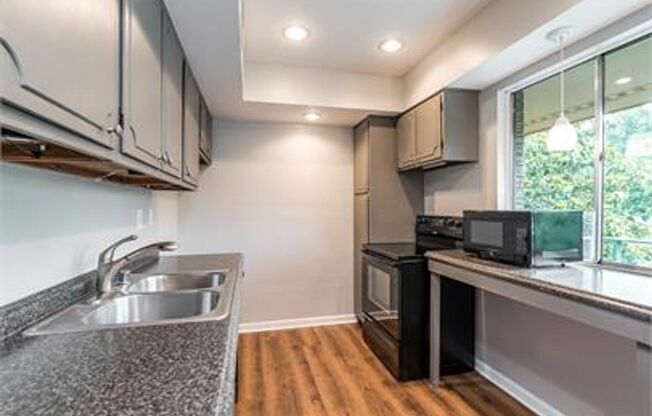 2 bed 1.5 Bath Apartment, with Community Pool