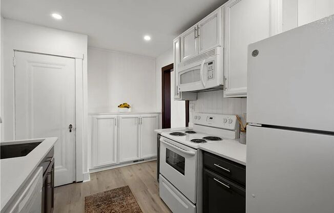 3 bed 1 bathroom - central air, outdoor space, laundry