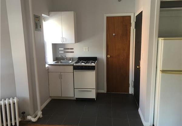 Studio, 1 bath, $2,300, Unit 2-R