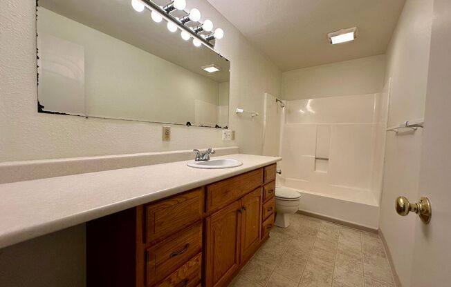 3 beds, 1 bath, $1,695, Unit 4