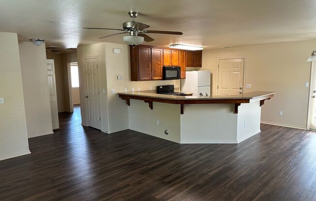 2011 BELLA OAKS DR. - 3 BEDROOM 2 BATH - TULARE - DEL LAGO