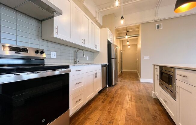 1 bed, 1 bath, 789 sqft, $1,950, Unit UNIT 404