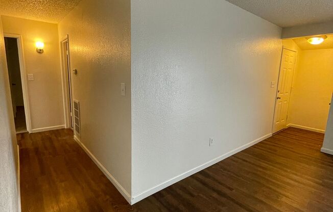 2 beds, 1 bath, 993 sqft, $1,595, Unit 13-18