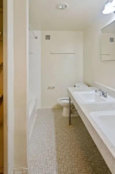 Large bathroom with two sinks and tub