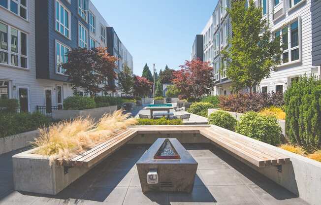 Meetinghouse Apartments Outdoor Courtyard