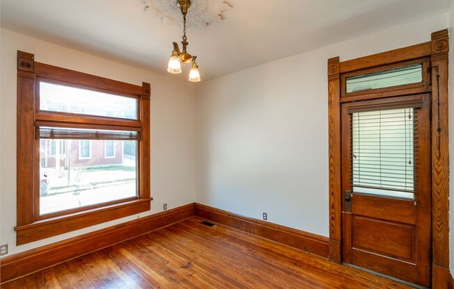 3 beds, 1 bath, $1,800, Unit 853 Hamlet St.