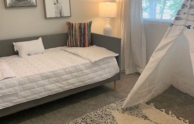 2 beds, 1.5 baths, 950 sqft, $1,499, Unit L04
