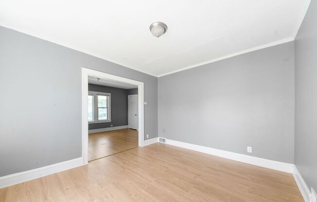 2 beds, 1 bath, 972 sqft, $850, Unit 13617 Glenside Rd - Up