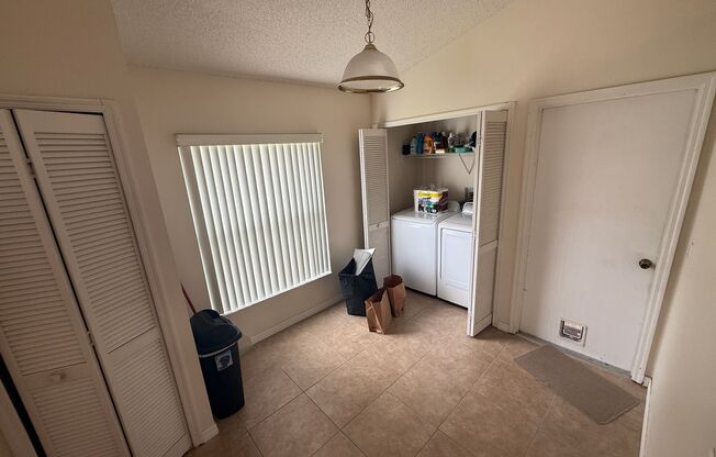 3/2 Single Family Home in Waterford Lakes AVAILABLE AUGUST 17th!