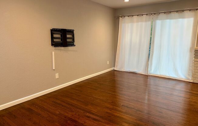 Sharp and Beautilful End Unit Condo in San Jose!