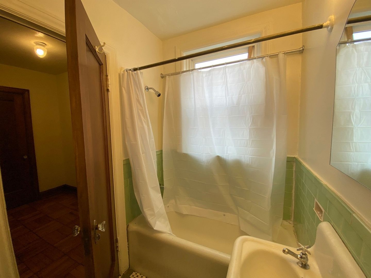 Studio, 1 bath, 400 sqft, $805, Unit 116