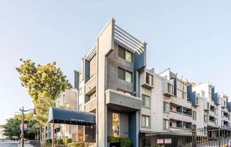 Hollywood Luxury 2 Bed Condo!