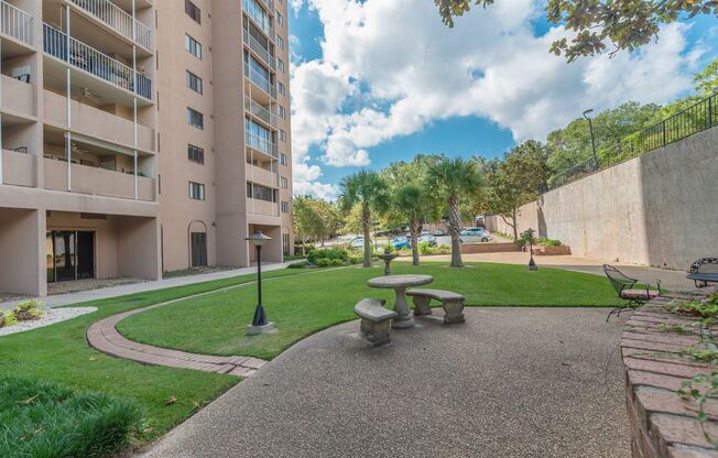 2 beds, 2 baths, $2,100, Unit 17E