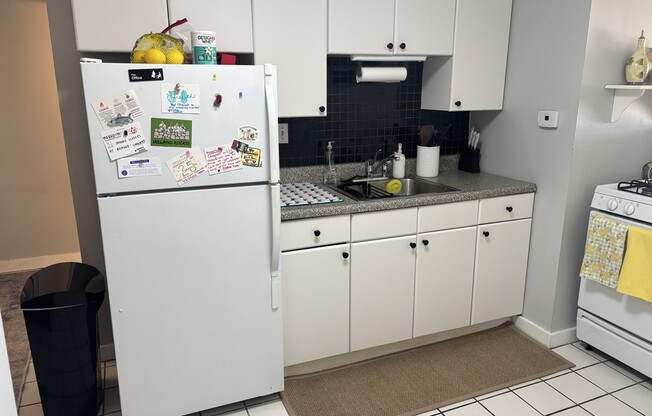 2 beds, 1 bath, $3,200, Unit 3F