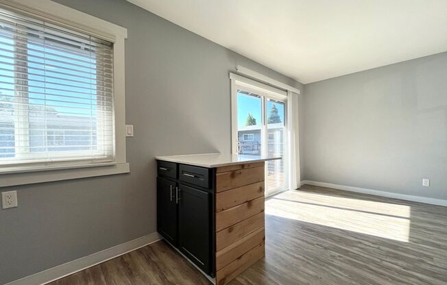 1 bed, 1 bath, 555 sqft, $1,295, Unit 44