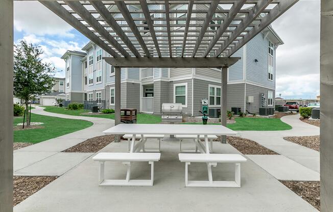 an empty park bench next to a building