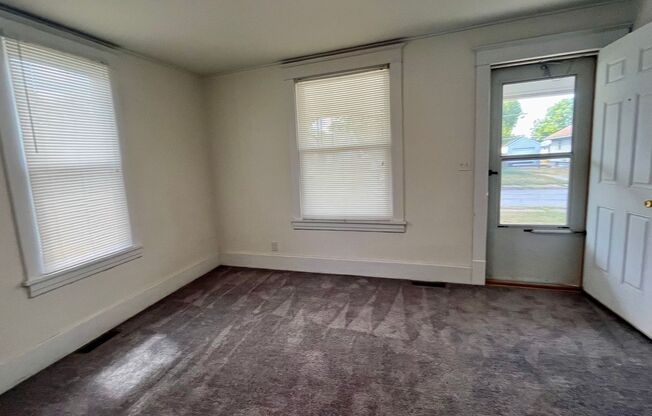 2 beds, 1 bath, 966 sqft, $950