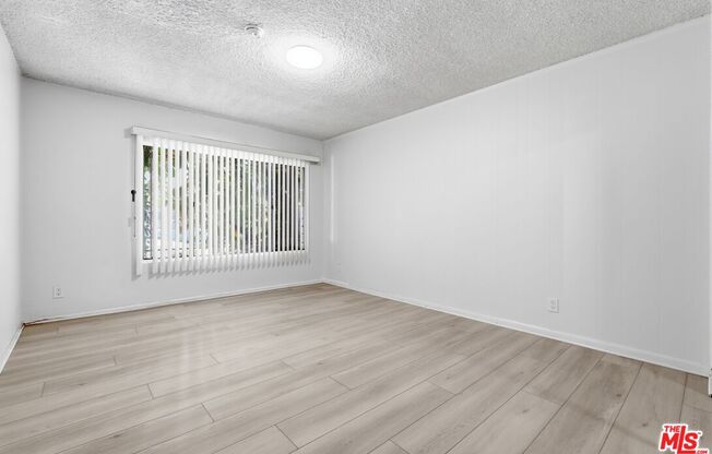 2332 S BEVERLY GLN BLVD