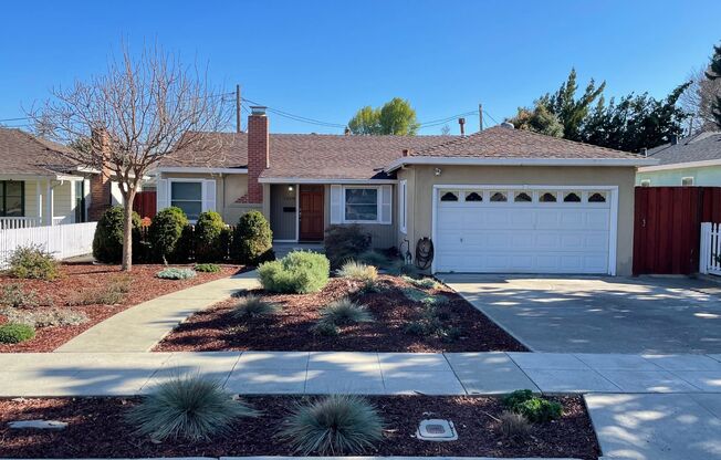 3BD/2BA Single-Family Home with Attached Garage, Hardwood Floors, Washer/Dryer Included - Pets Welcome!