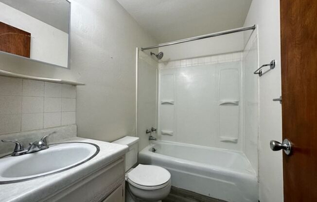 2 beds, 1 bath, $1,095, Unit A