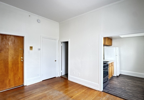408 W CHELTEN AVE
