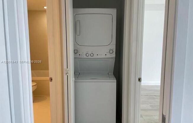 1 bed, 1 bath, 609 sqft, $3,450, Unit 55 SW 9th St # 3102