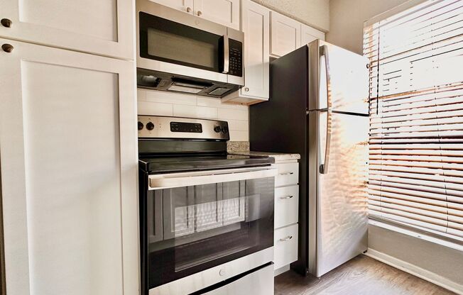 University Quarters - 1 Bed 1 Bath!!