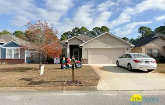 Stunning 3 Bedroom Home in Navarre with Large Backyard!