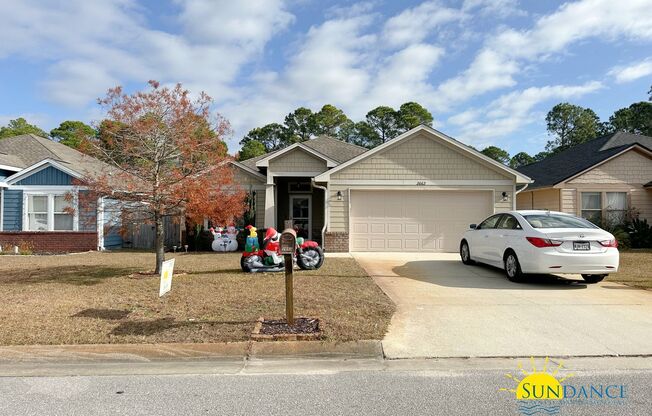 Stunning 3 Bedroom Home in Navarre with Large Backyard!