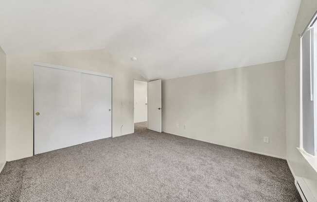 Beige Carpet In Bedroom at Hampton Park Apartments, Tigard, 97223