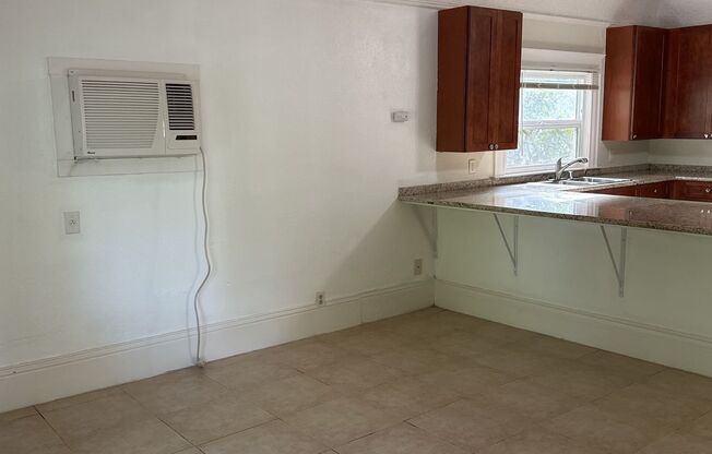 2 beds, 1 bath, $1,595, Unit 817 Rio Chico #2