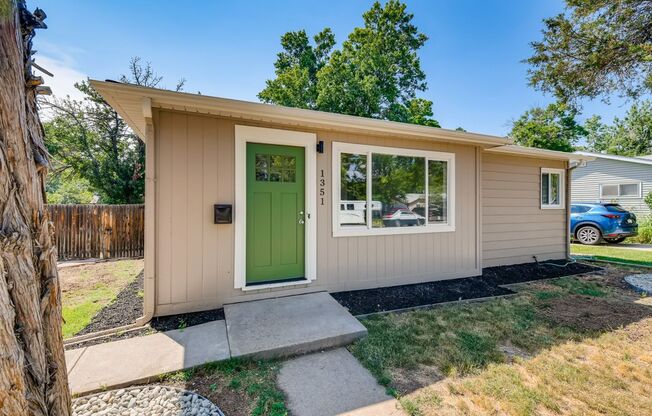 3 Bedroom 2 Bathroom Denver Home with Bonus Downstairs Kitchen