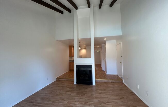 Bright & Updated 1BR Condo in Prime Walnut Creek Location – Vaulted Ceilings & Pool Access!
