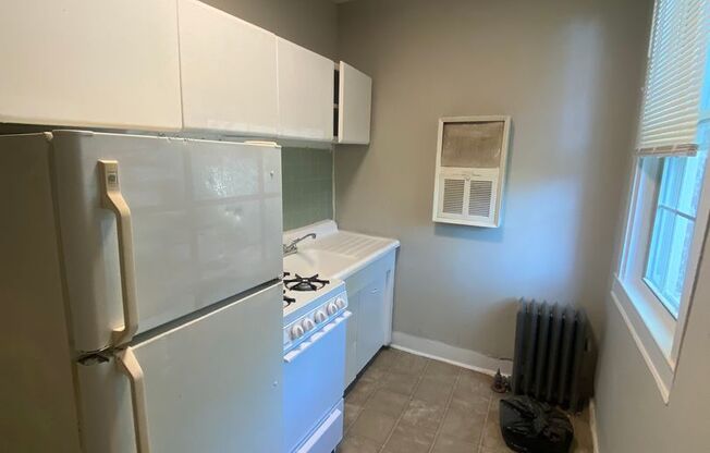 1 bed, 1 bath, $1,300, Unit 1521 Park Ave R -1R