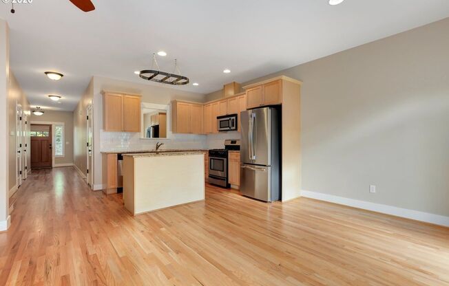 1/2 Month Free! Bright Bull Mountain Townhome - Hardwoods, Granite, Private Patio, Garage, and more!