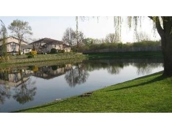 Beautiful 2 bd 1 1/2 ba as soon as July 1 move-in. Great Vernon Hills location!