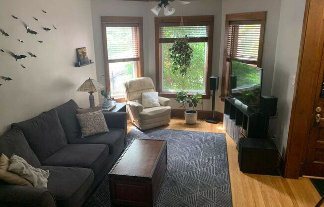 2323 N Hamlin