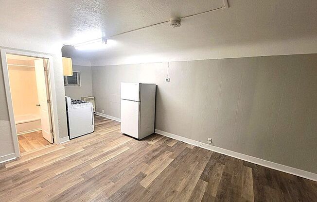 Studio, 1 bath, 275 sqft, $895, Unit 4