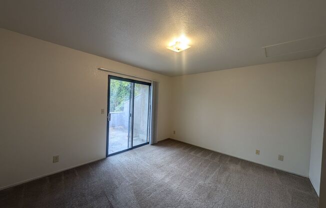 2 beds, 1 bath, 950 sqft, $1,100, Unit I