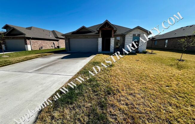 Beautiful Like New 3 Bed 2 Bath Home in Shawnee-Available NOW!!