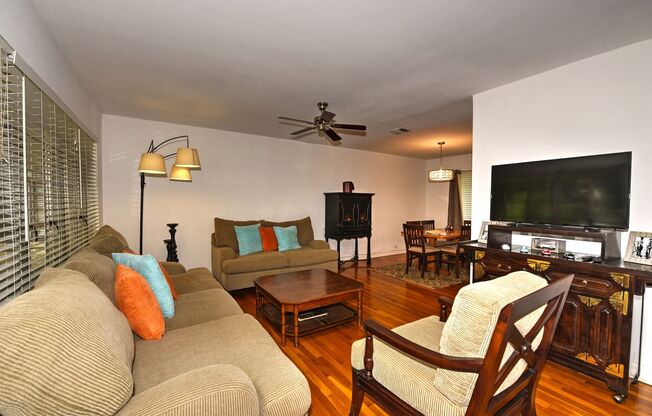 2 beds, 1 bath, $1,400, Unit UNIT # E