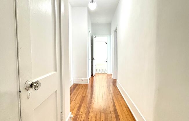Large Renovated 2 Bedroom Unit, FREE Parking and FREE Washer/Dryer, Move In Ready, Steps to Lake Eola in Downtown Orlando, Hard Wood Flooring,