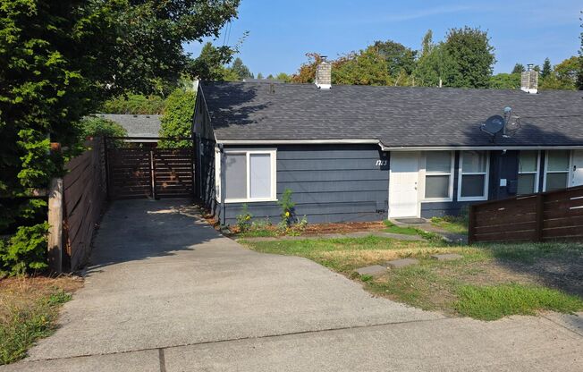 Remodeled Bremerton Duplex with fully fenced back yard for Rent
